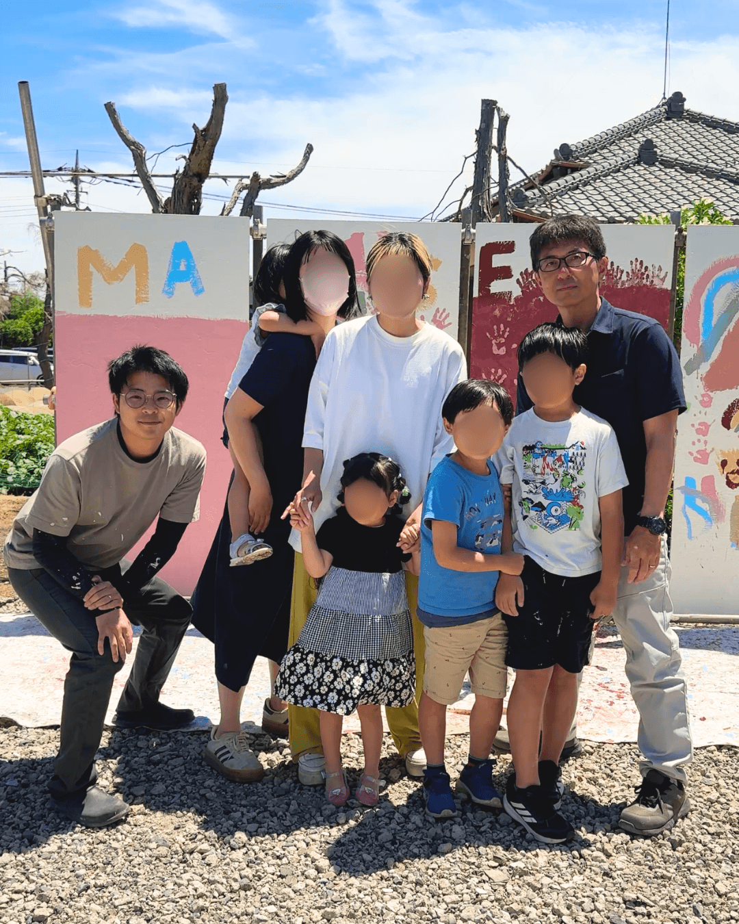 ペイント体験に参加した親子とミツア建装の皆さん